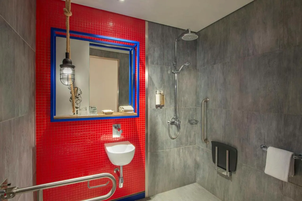 Hampton by Hilton Dubai Al Seef slide-3