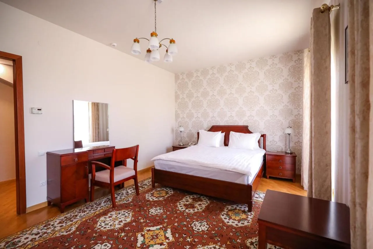 Latar Hotel Yerevan slide-3