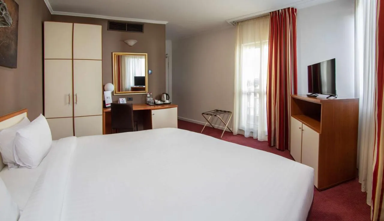 Best Western Plus Congress Hotel slide-2