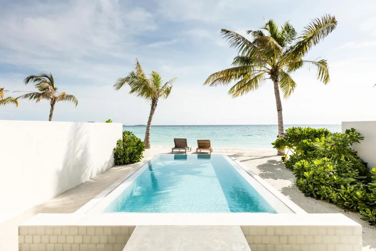 Olhuveli Beach & Spa Maldives slide-3
