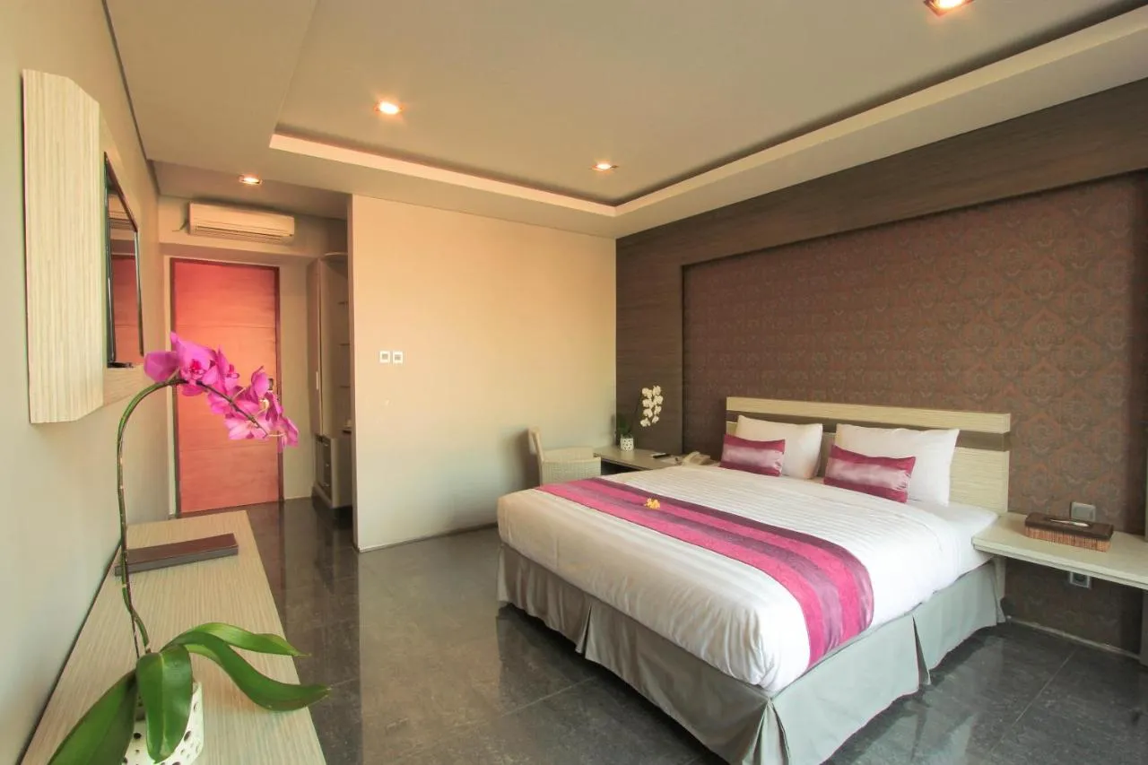 Transera Kamini Legian Hotel slide-4