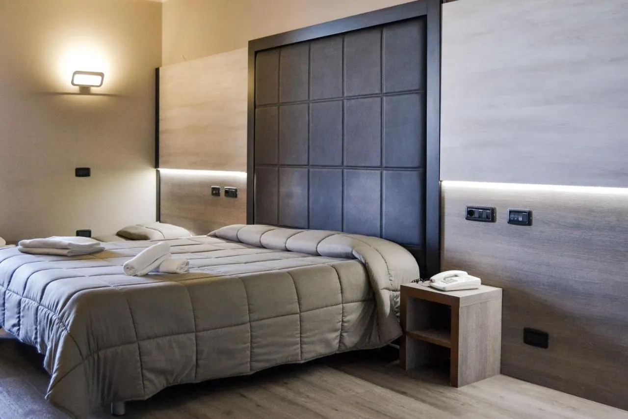 Planet Hotel-1