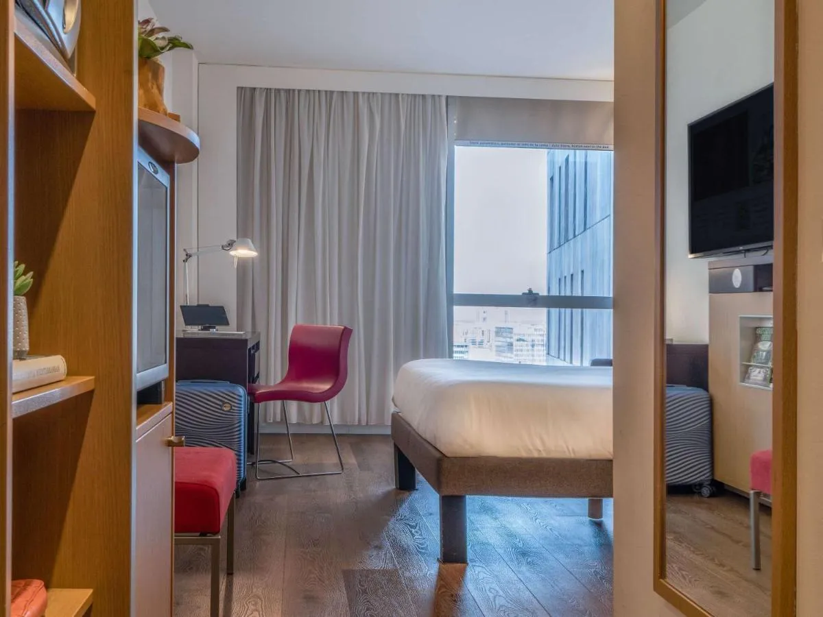 Novotel Barcelona City Hotel slide-4