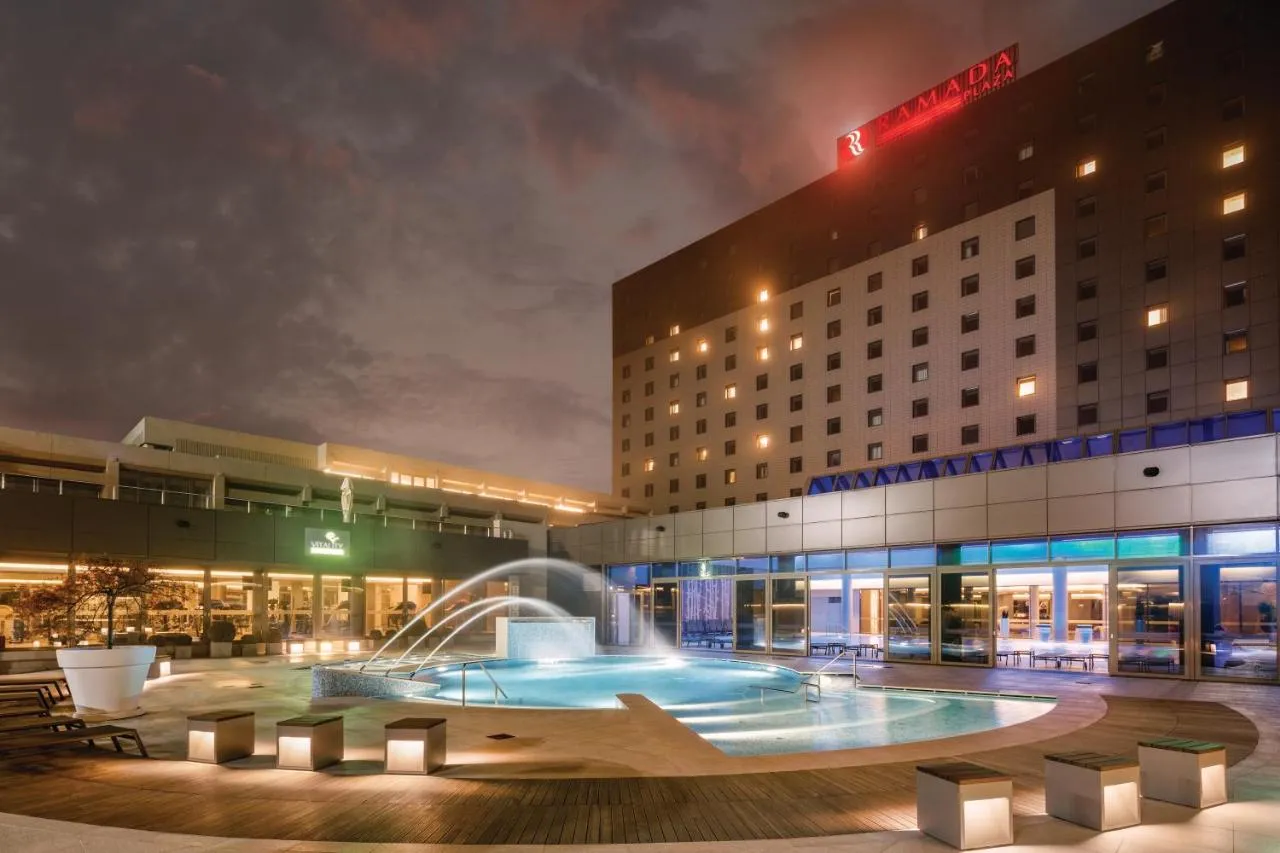 Ramada Plaza by Wyndham Bucharest Convention Center slide-4