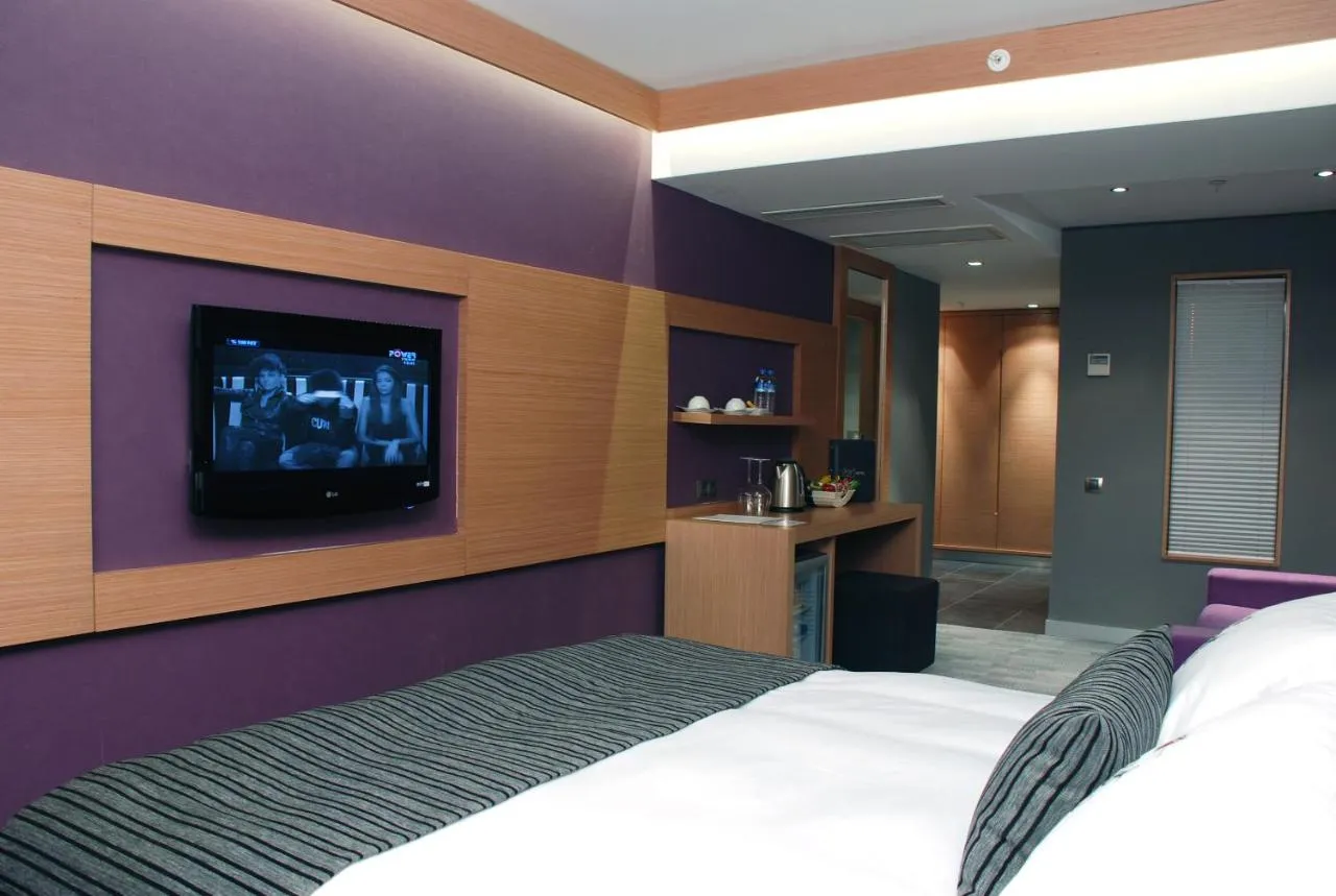 Met Boutique Hotel slide-5