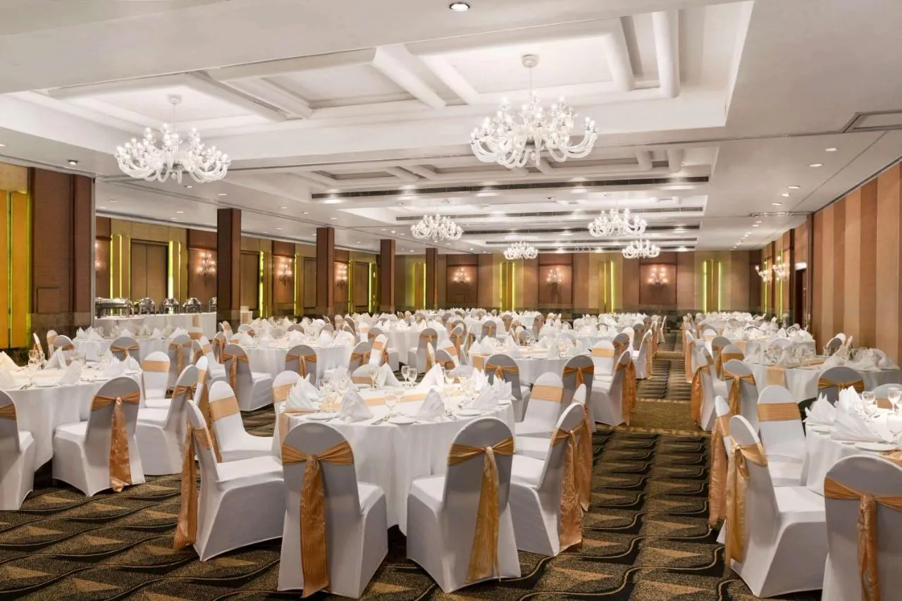 Ramada by Wyndham Colombo Hotel slide-5