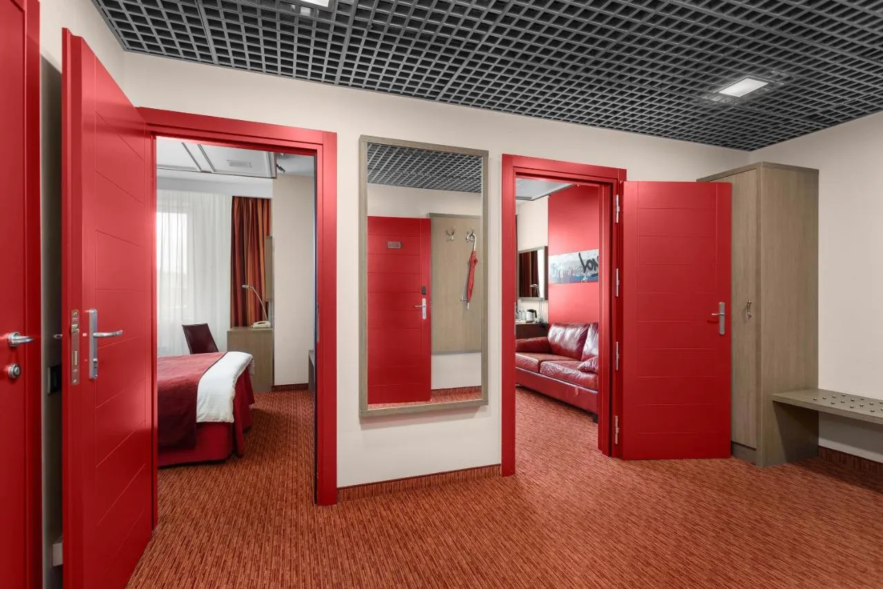 Red Stars Hotel slide-3