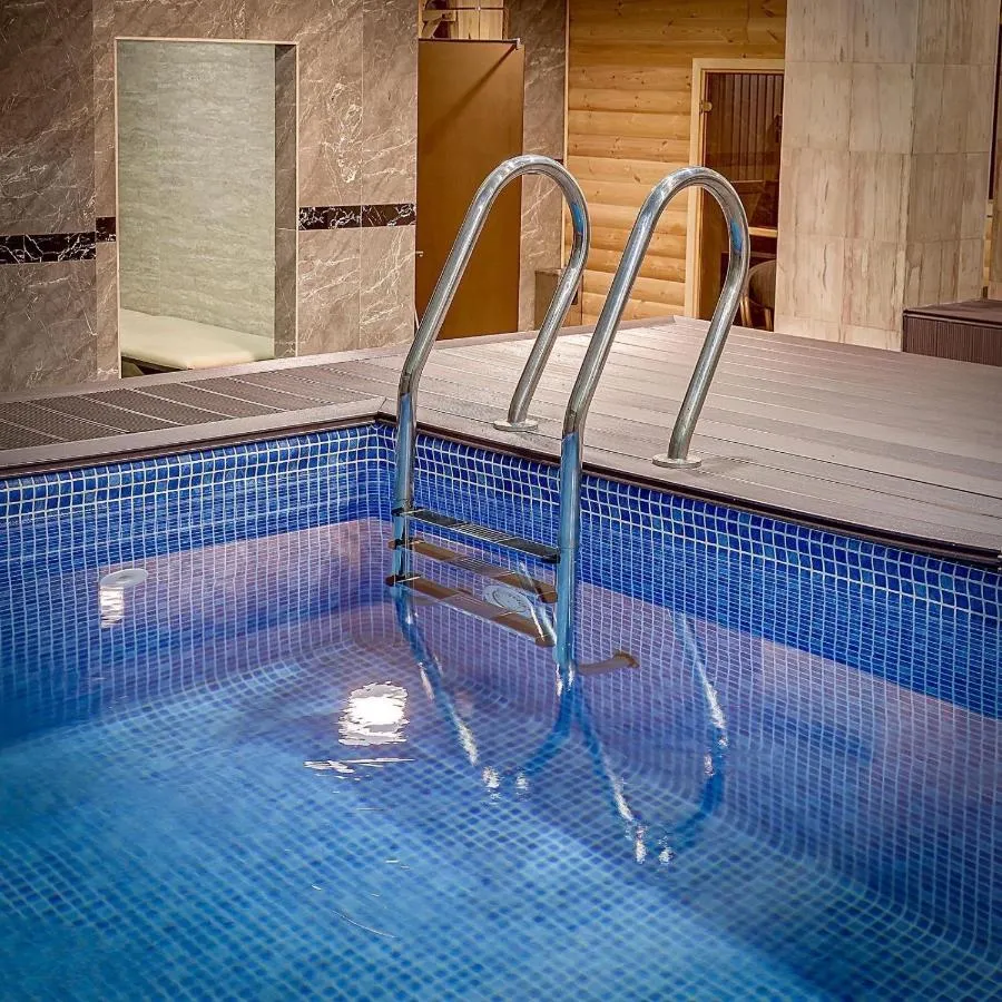 Royal Lux Hotel slide-3