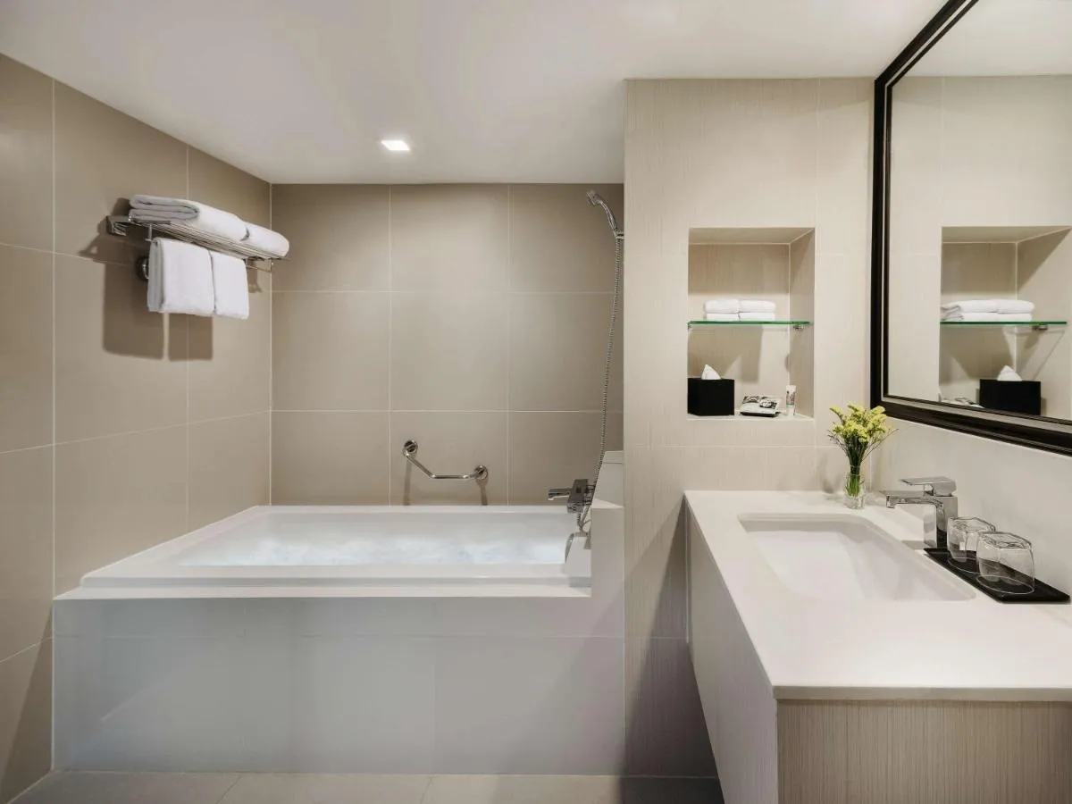 Mercure Bangkok Sukhumvit 11 Hotel slide-4