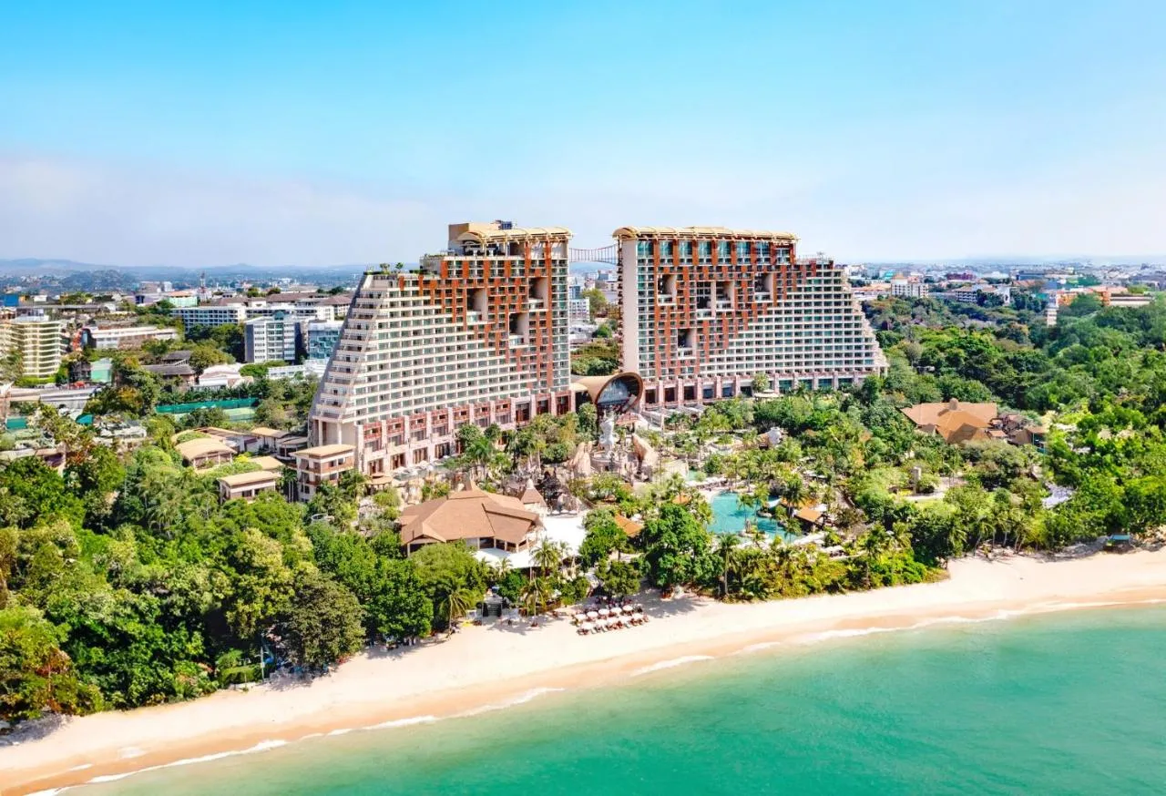 Centara Grand Mirage Beach Resort Pattaya slide-5
