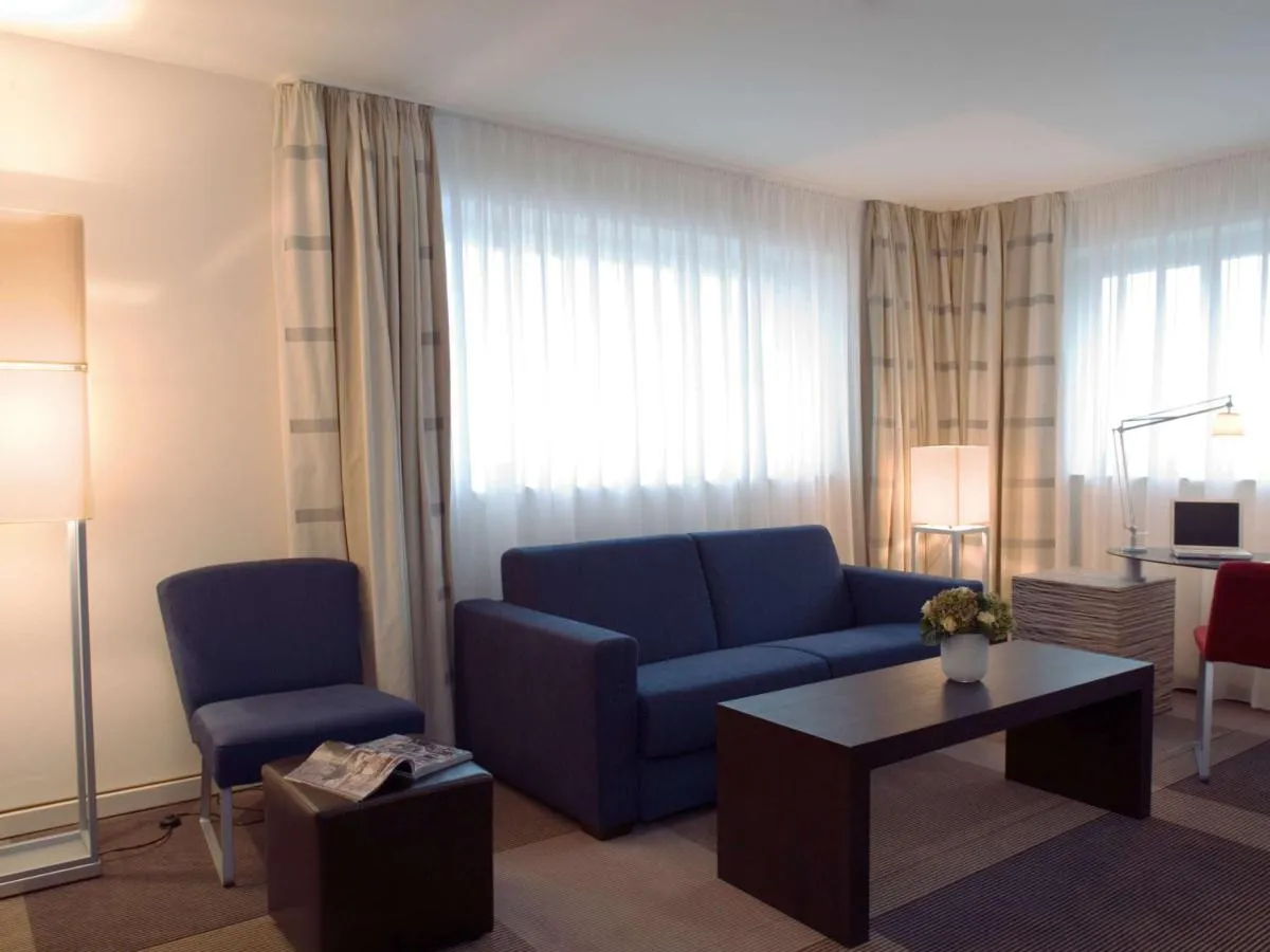 Movenpick Amsterdam City hotel slide-4