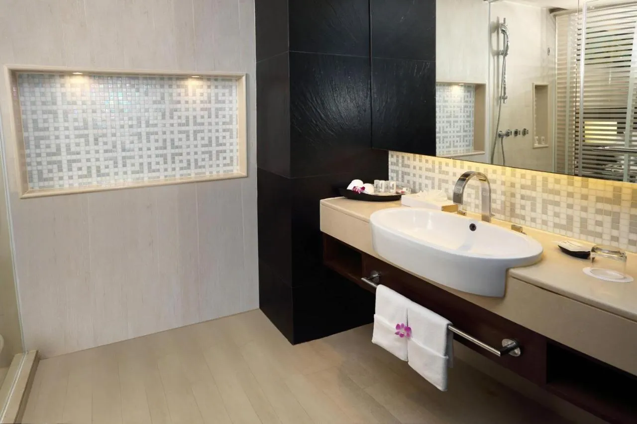 Le Meridien Phuket Beach Resort slide-5