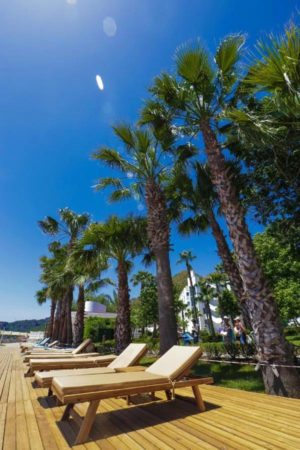 Fortezza Beach Resort slide-5