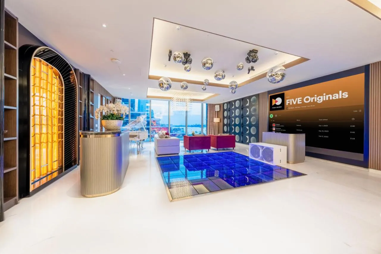 FIVE LUXE JBR slide-5