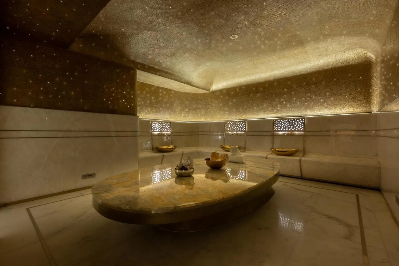 FIVE LUXE JBR slide-3