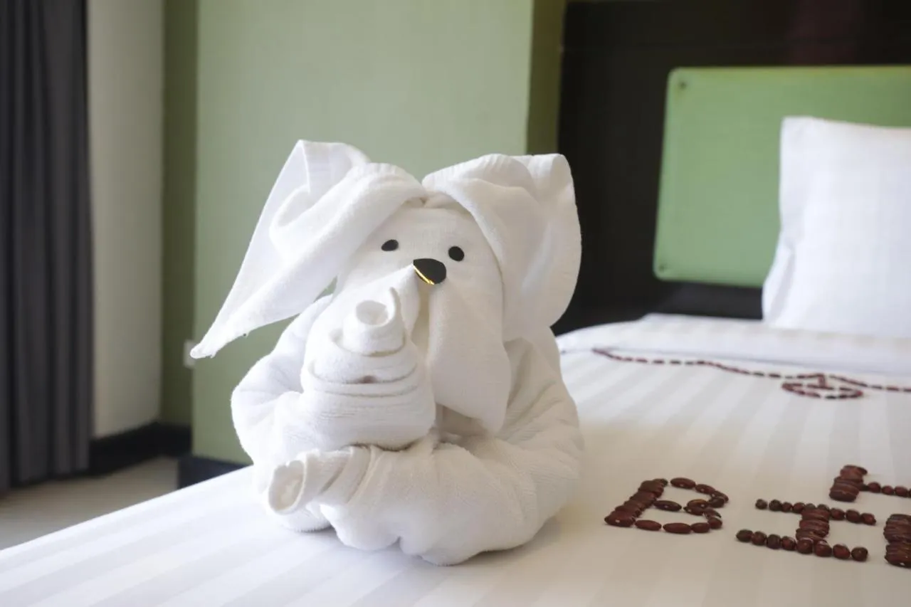 Woraburi Phuket Resort & Spa Hotel slide-3