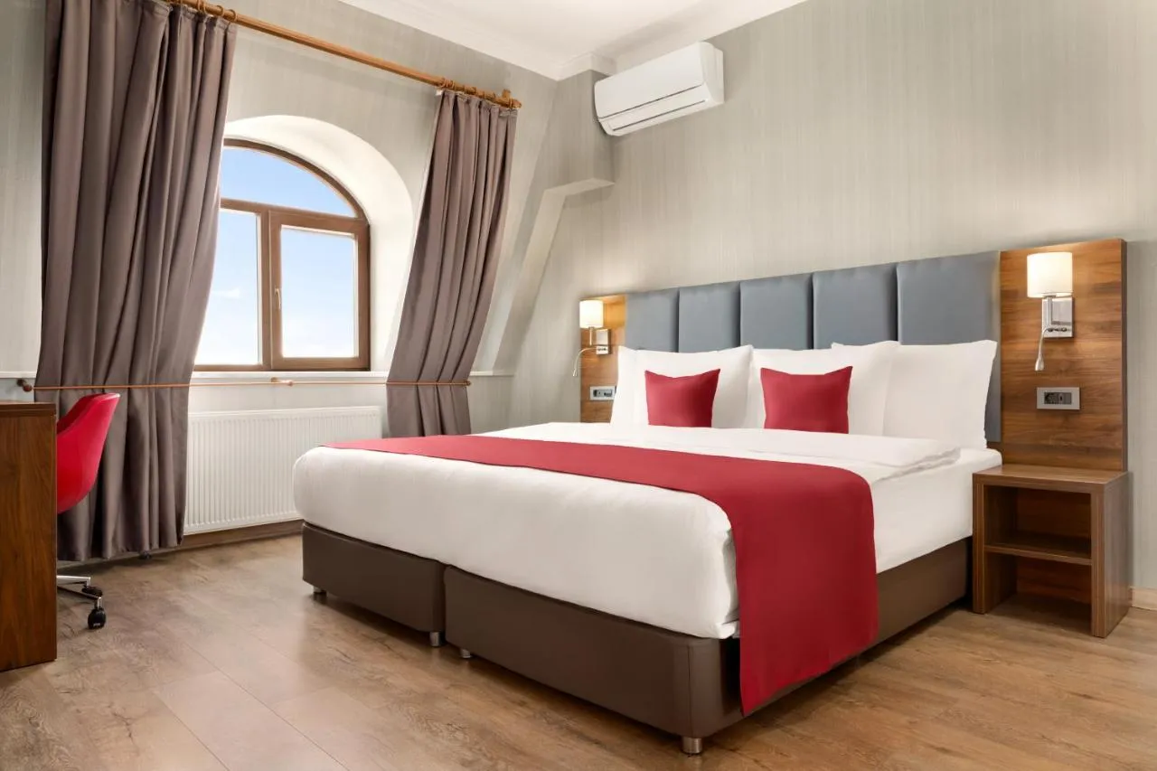 Ramada by Wyndham Van hotel slide-5
