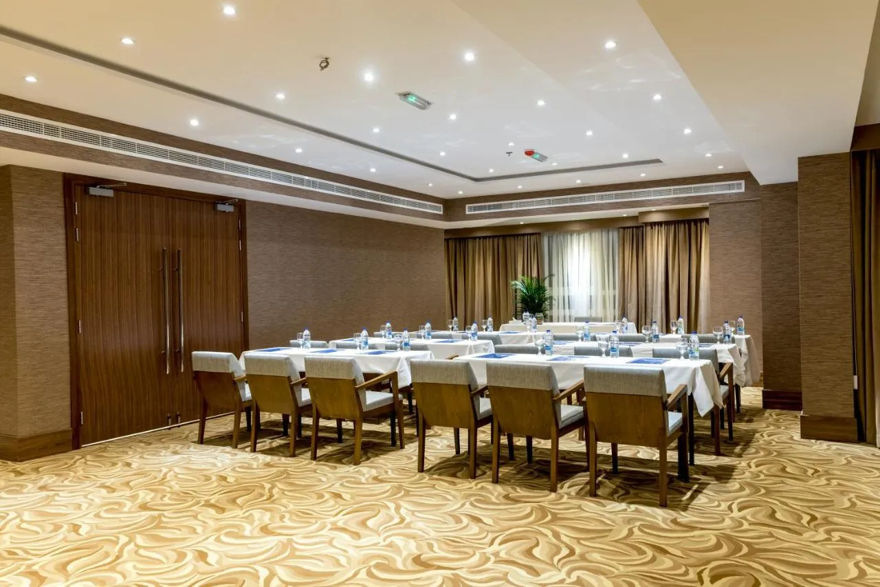 Hawthorn Suites by Wyndham Abu Dhabi City Center slide-5