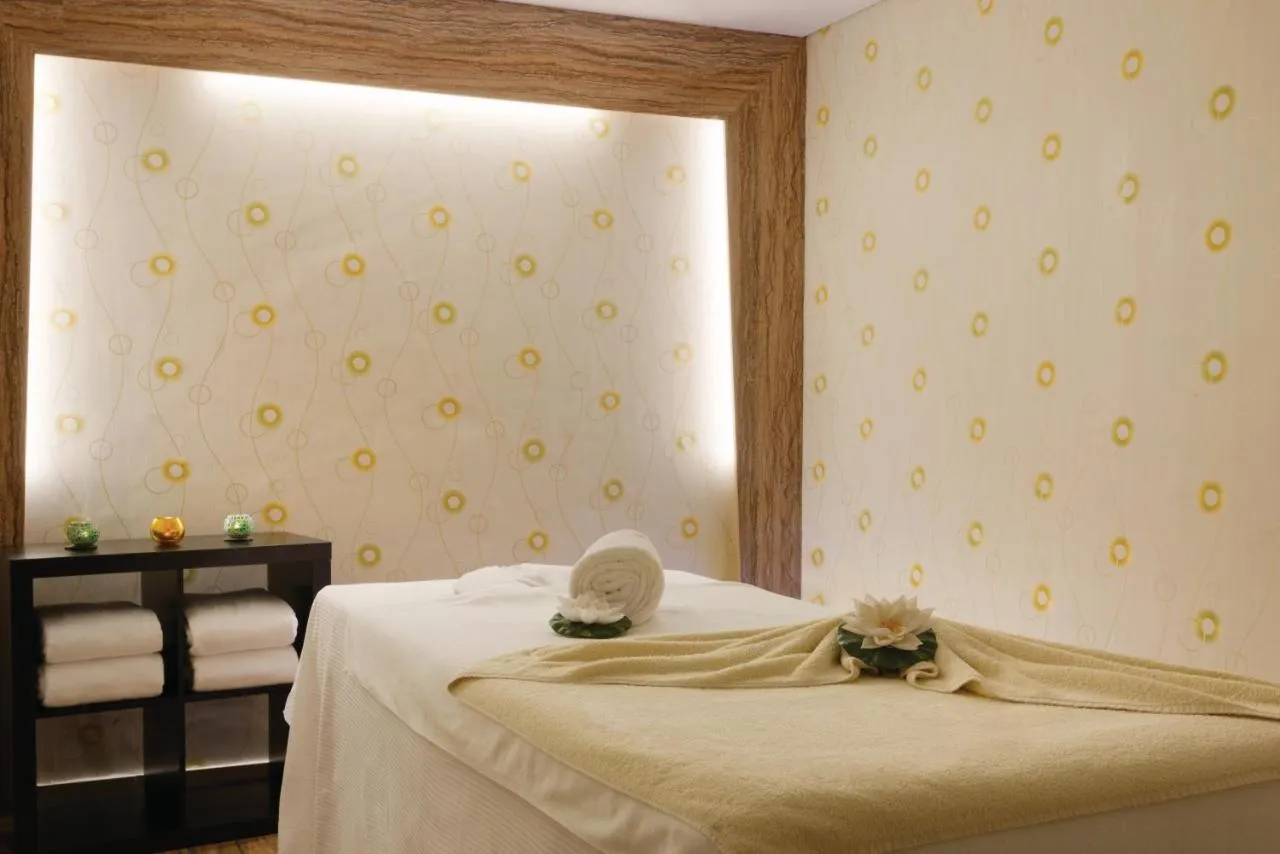 Ramada by Wyndham Abu Dhabi Corniche Hotel-1