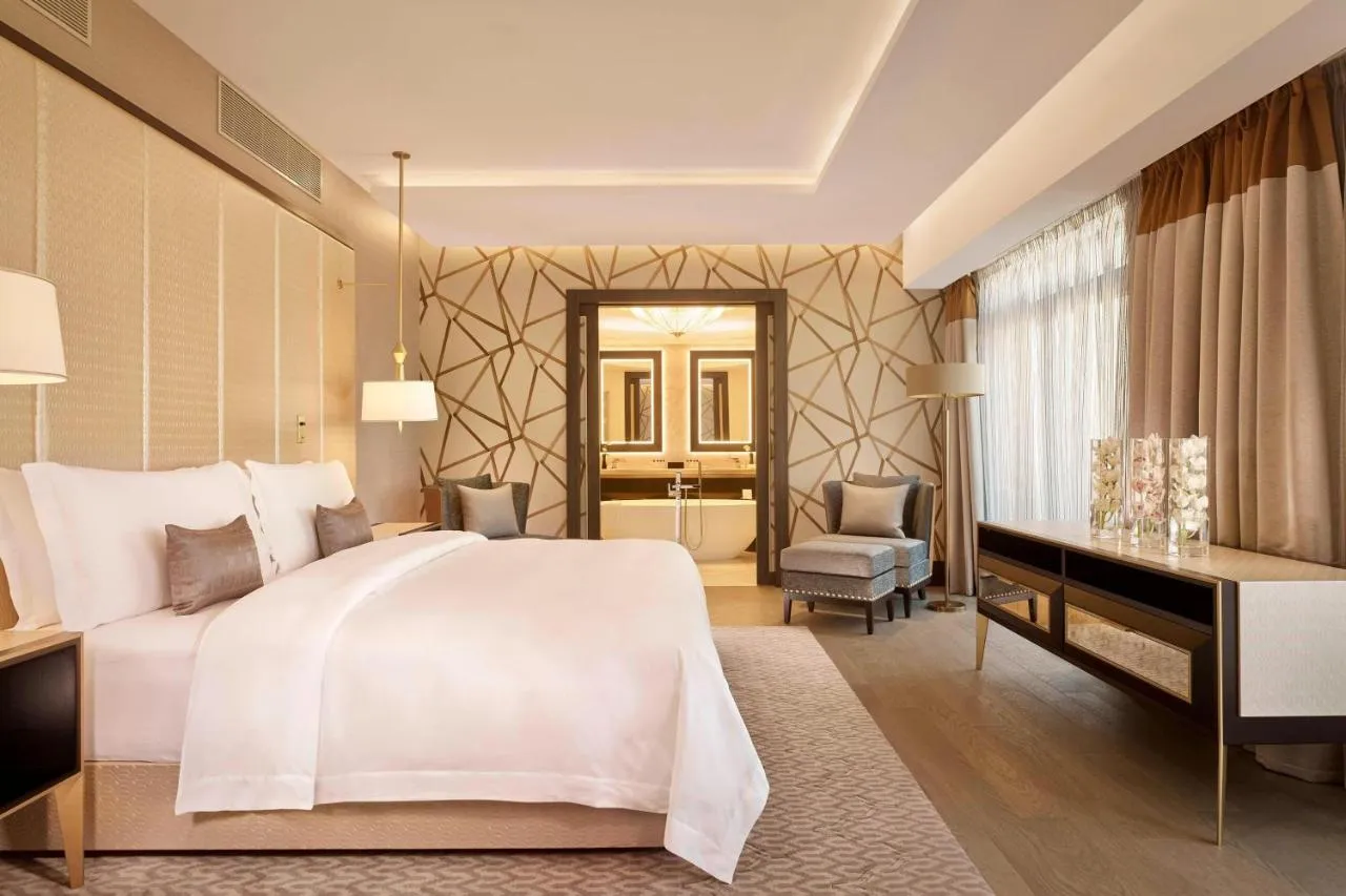 The Alexander, a Luxury Collection Hotel slide-4
