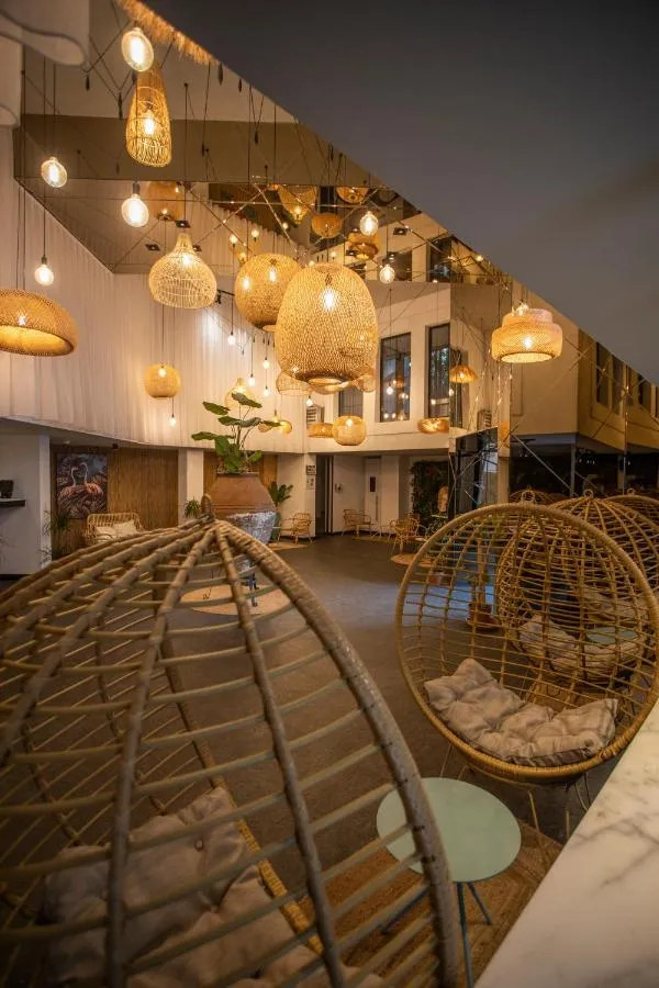 Very Chic Hotel slide-3