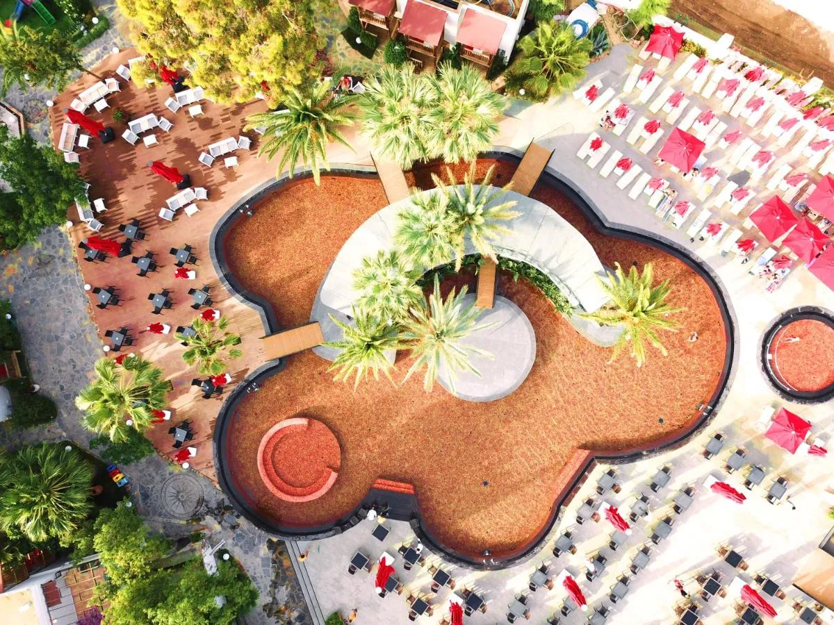 Very Chic Hotel slide-5