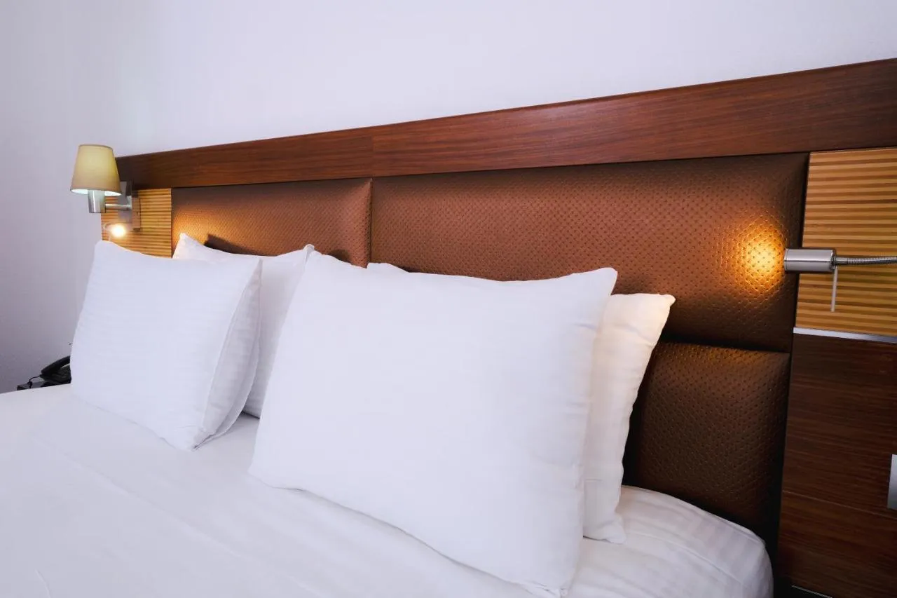 Armis Hotel slide-5