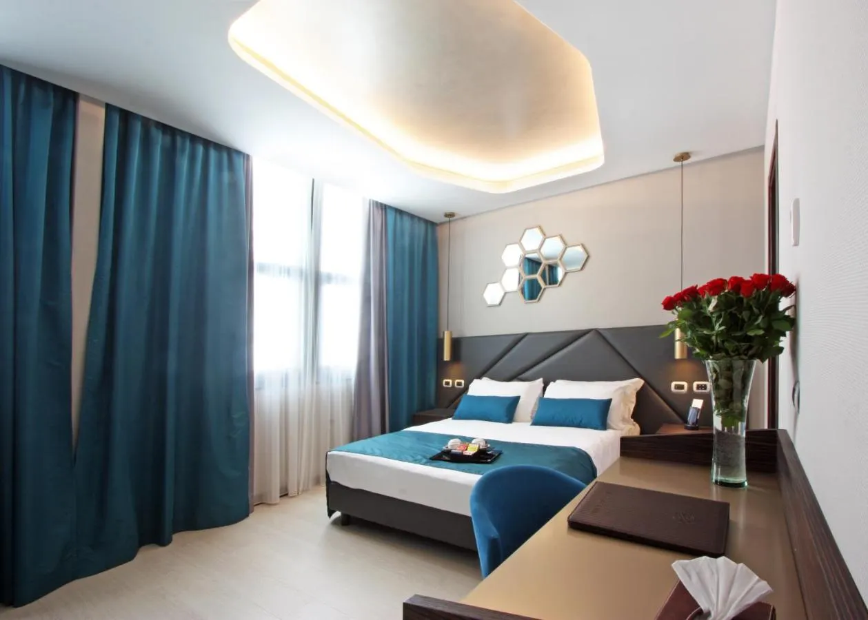 The Hive Hotel slide-3