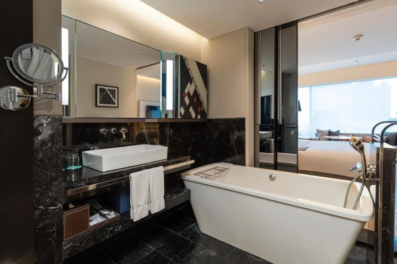 Le Meridien Bangkok slide-4
