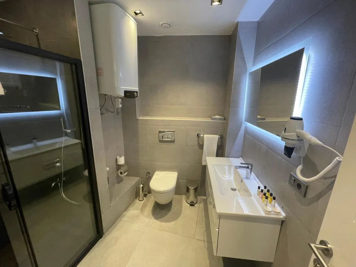 Feri Suites slide-3