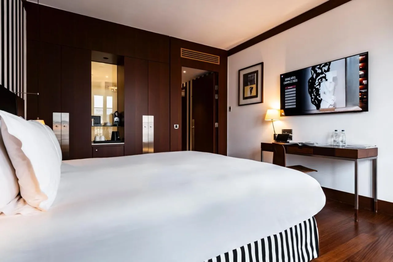 Radisson Blu Hotel Champs Elysees, Paris slide-2