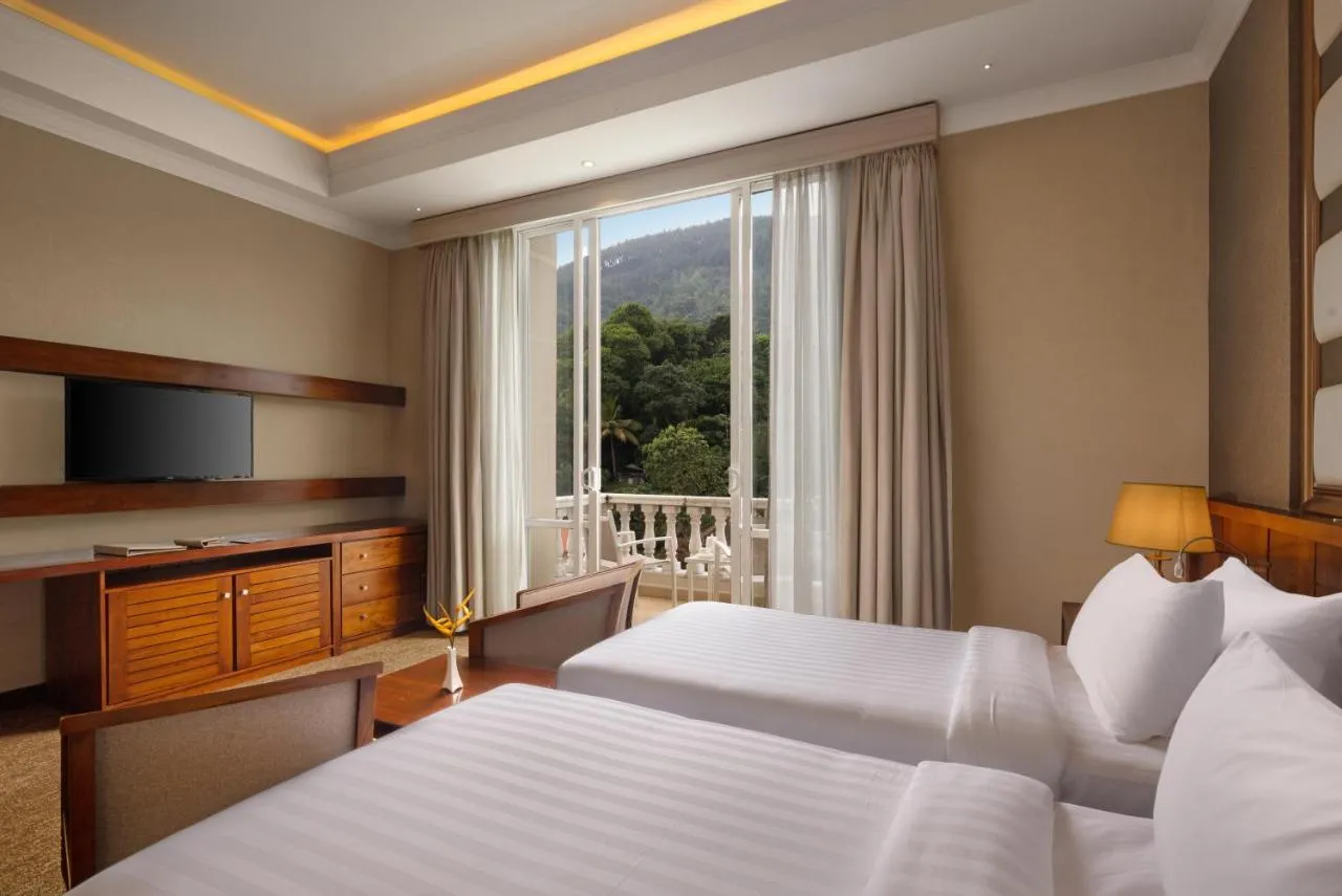 The Golden Crown Hotel slide-3