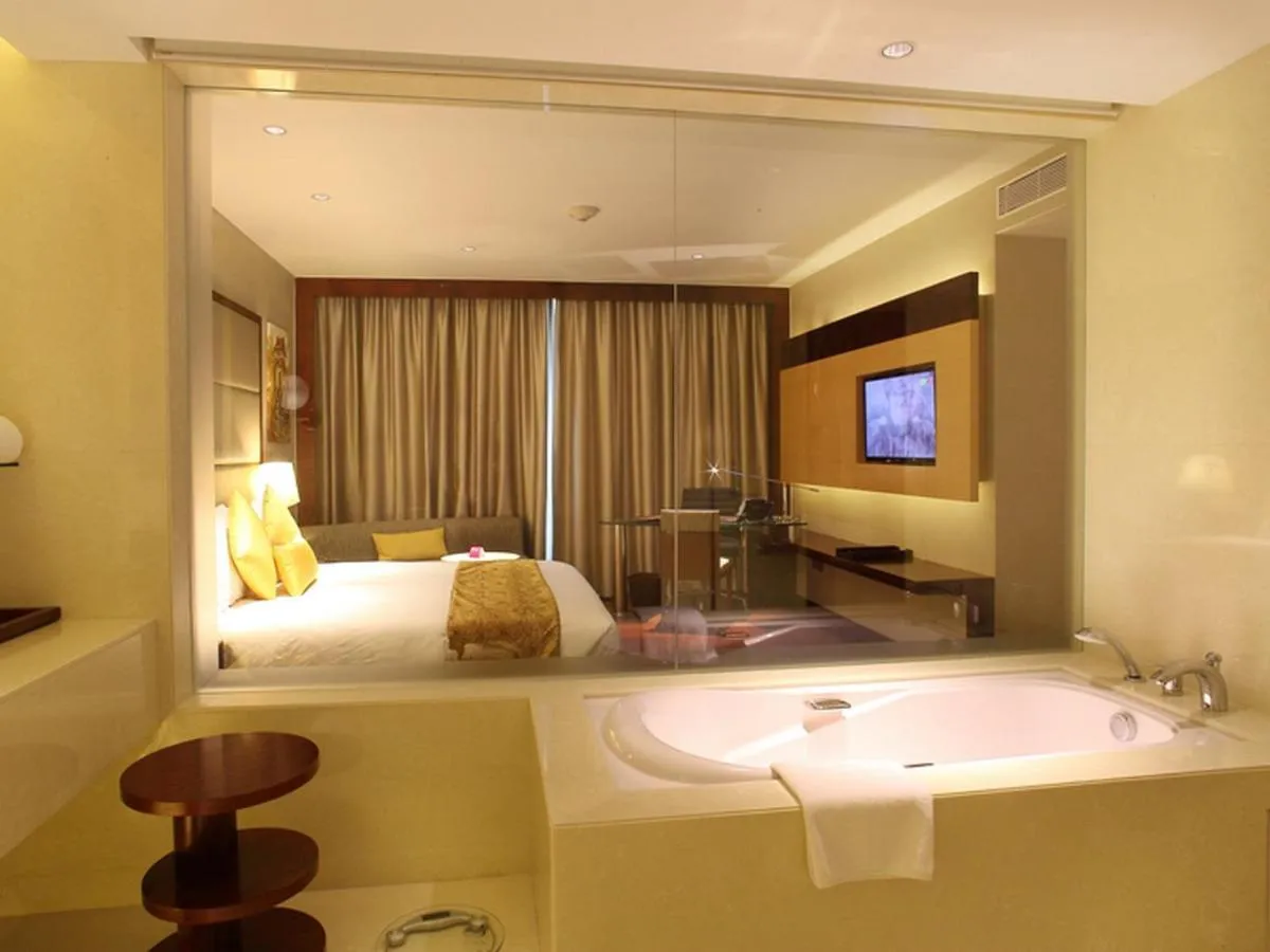 Crowne Plaza Kochi hotel slide-3