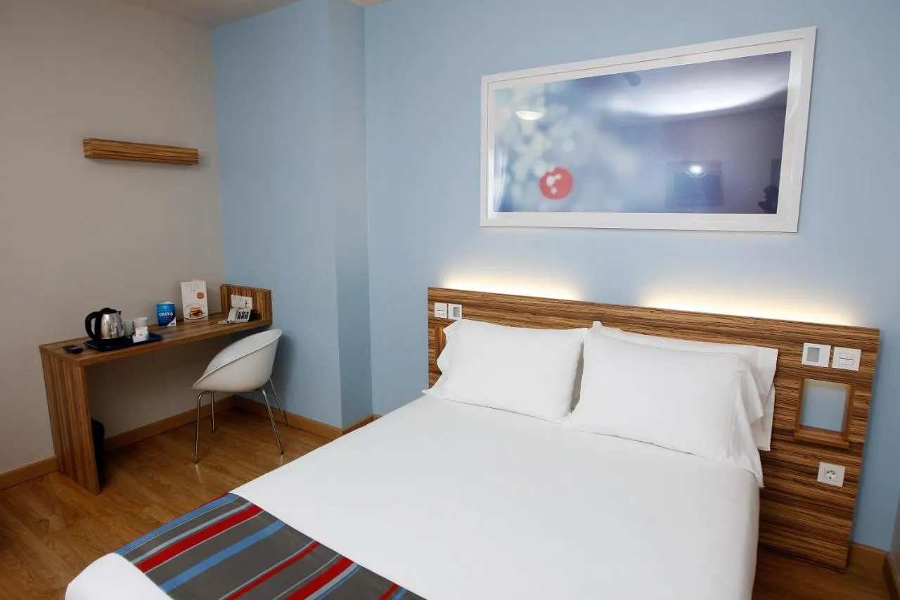 Travelodge Barcelona Fira slide-5