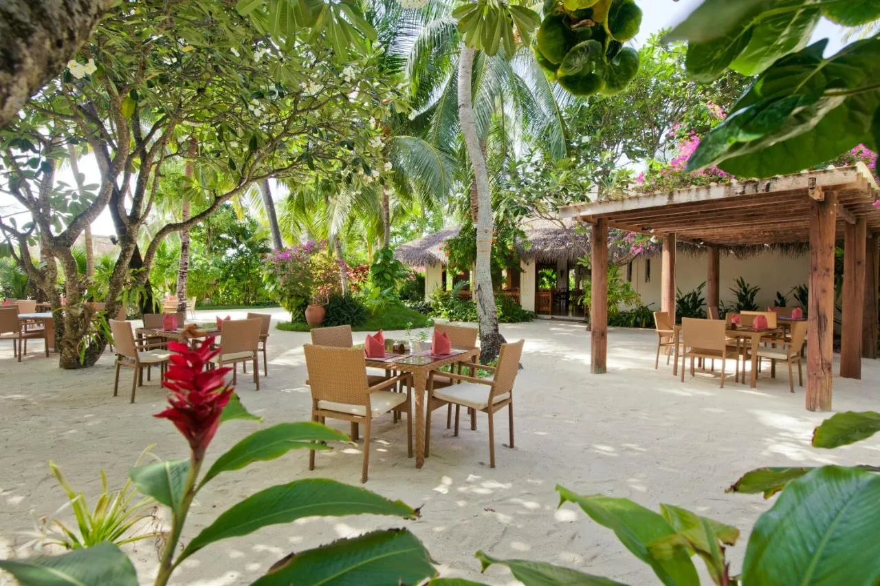 Kuramathi Maldives Hotel slide-4
