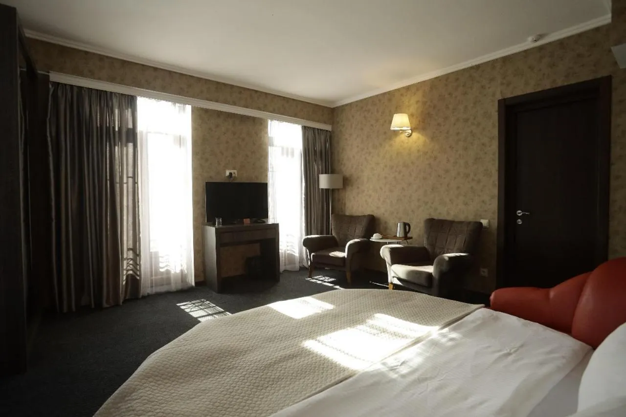 Redline Hotel slide-4