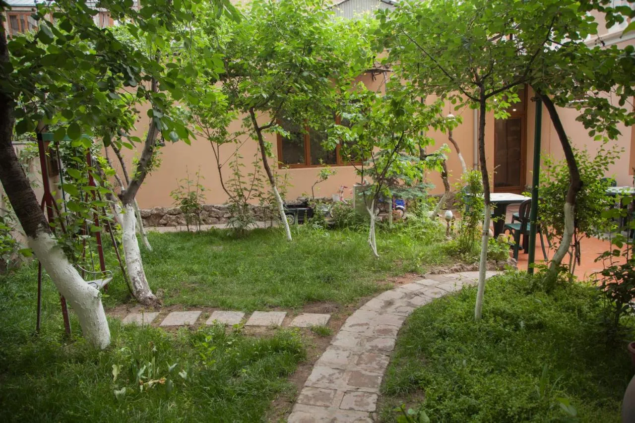 Hin Yerevantsi Hotel slide-5