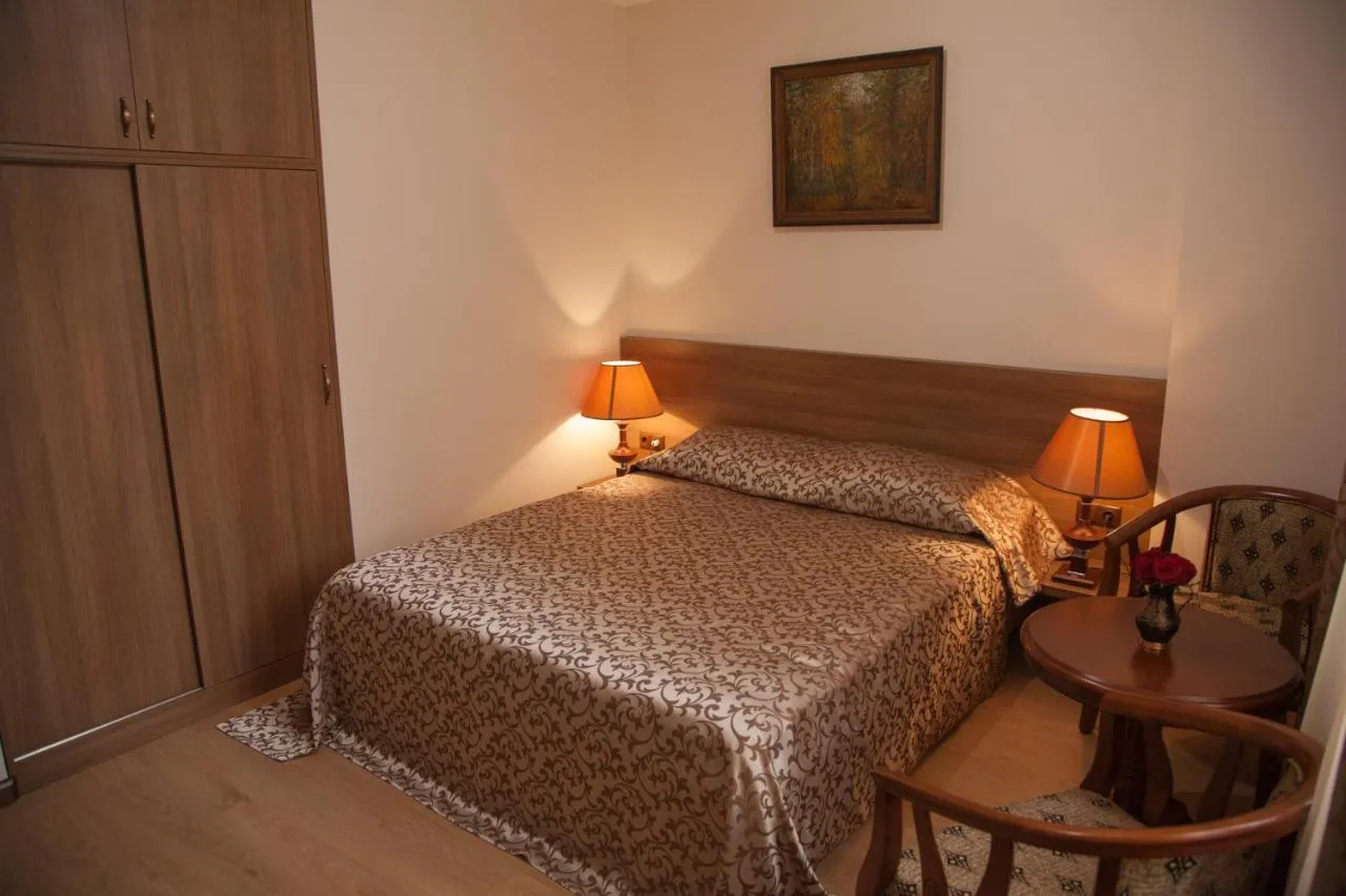 Hin Yerevantsi Hotel slide-4