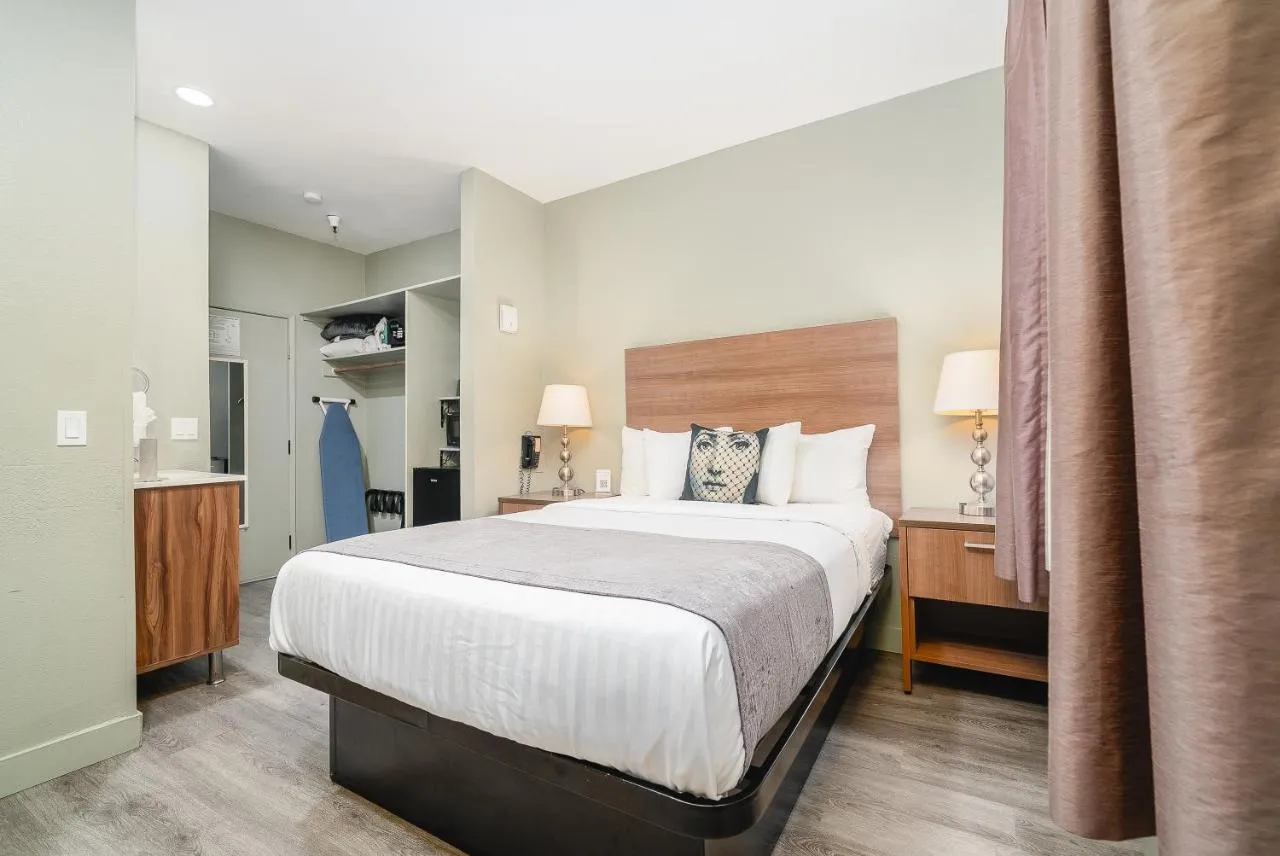 Urban Boutique Hotel slide-3