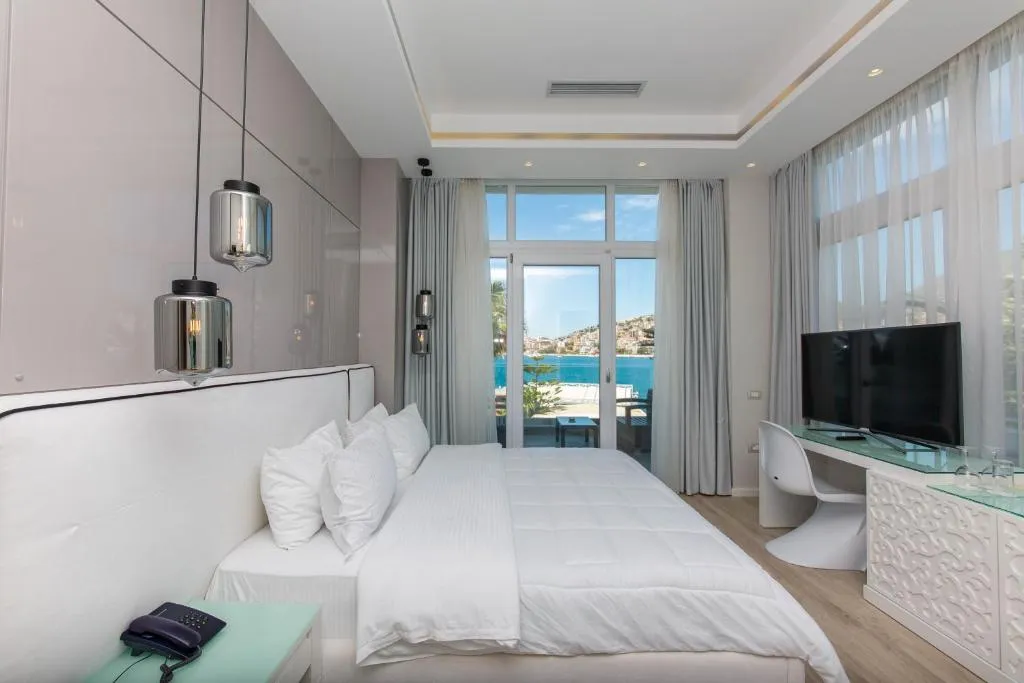 Demi Hotel-1