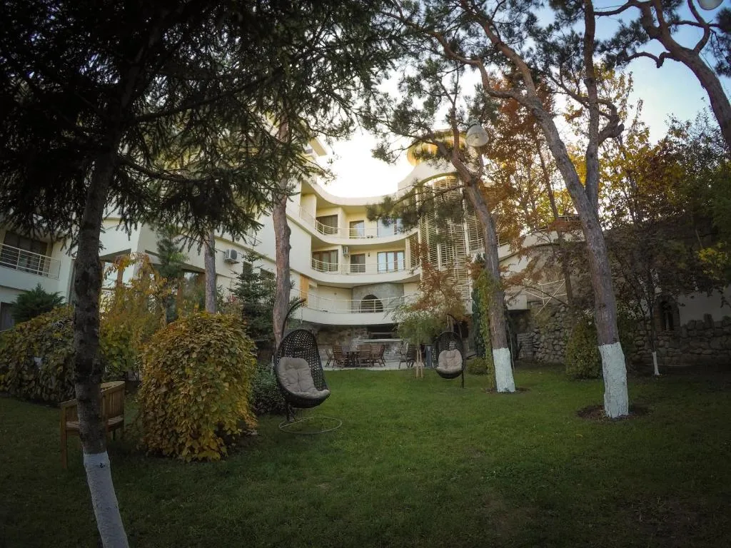 Hotel Beaumonde Garden-1