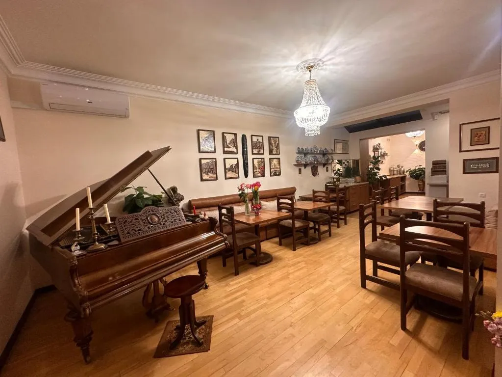 Hin Yerevantsi Hotel-1