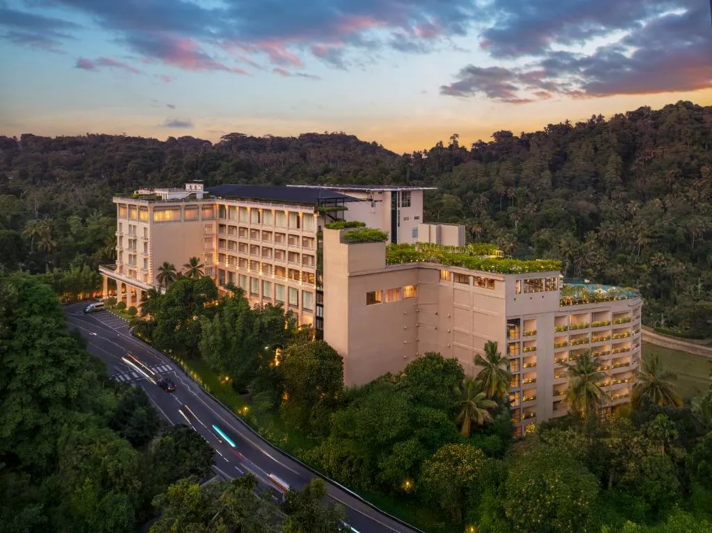 The Golden Crown Hotel-1
